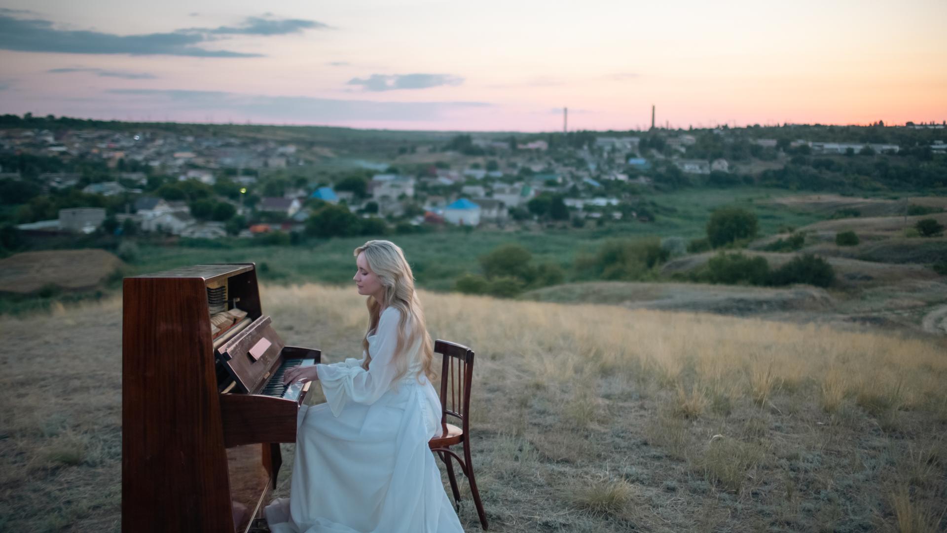 Tender and Loud (ep.5 Ellie in the poppy field) Tender and Loud (ep.5 Ellie in the poppy field)